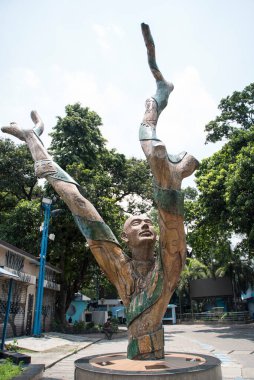 Ölü bir ağaca sanatçı tarafından insan şekli verildi.