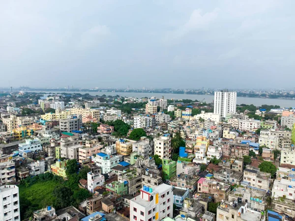 Ganj kıyılarında Howrah 'a yakın yoğun nüfuslu bir bölge.