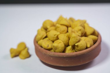 Dal 'dan yapılan bu bileşenin Bengalce adı Bori' dir, bu bileşen bazı yemeklerde kullanılır, bu da yemeğin tadını birçok kez arttırır..