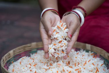 Gece yasemini, Seuli veya Shefali çiçeği, sonbahar mevsiminde saradiya veya Durga Puja festivalinin sembolüdür..