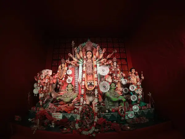 Durga Puja, Hindistan ve Batı Bengal 'in en büyük festivali. Bu puja UNESCO tarafından miras olarak ilan edildi..
