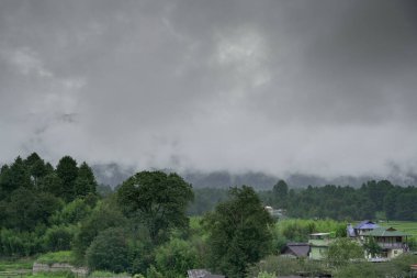 Dağlarla çevrili bir vadide küçük bir köy. Burası Andhra Pradesh Hindistan 'ın sıfır vadisi..