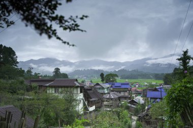 Dağlarla çevrili bir vadide küçük bir köy. Burası Andhra Pradesh Hindistan 'ın sıfır vadisi..