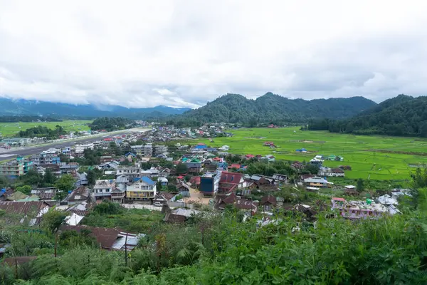 Dağlarla çevrili bir vadide küçük bir köy. Burası Andhra Pradesh Hindistan 'ın sıfır vadisi..