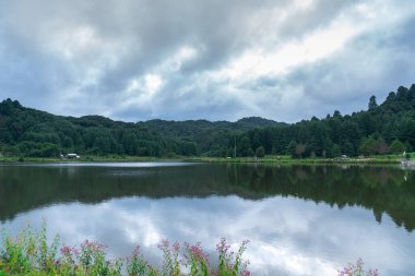 Dağ gölle çevrili.