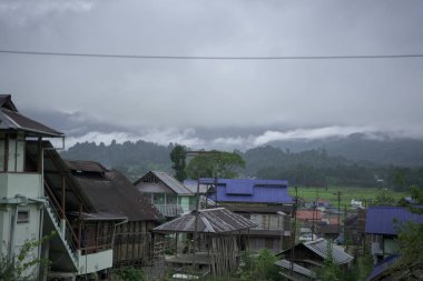 Dağlarla çevrili bir vadide küçük bir köy. Burası Andhra Pradesh Hindistan 'ın sıfır vadisi..