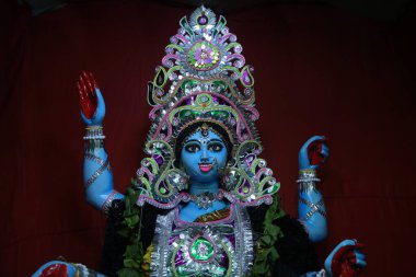 Kali, Hindu tanrısıdır. Kali Puja, Kasım ayında Diwali 'de büyük bir şatafatla sahnelenir..