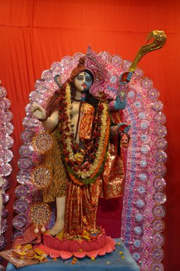 Diwali, Hindistan 'ın en büyük festivallerinden biri olan Kali' ye bu festivalde tapılıyor..