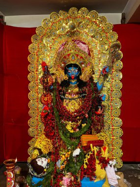 Kali, Hindu tanrısıdır. Kali Puja, Kasım ayında Diwali 'de büyük bir şatafatla sahnelenir..