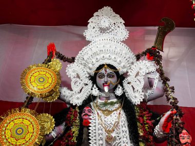 Kali, Hindu tanrısıdır. Kali Puja, Kasım ayında Diwali 'de büyük bir şatafatla sahnelenir..