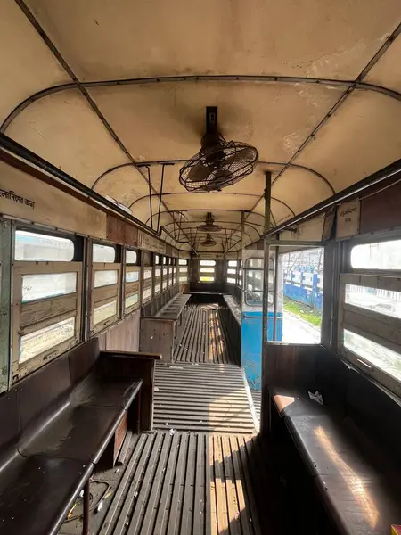 Kolkata 'nın geleneksel araçlarından biri tramvaydır. 24 Şubat 1874 'te ilk tramvay Kalküta' ya inmiştir..