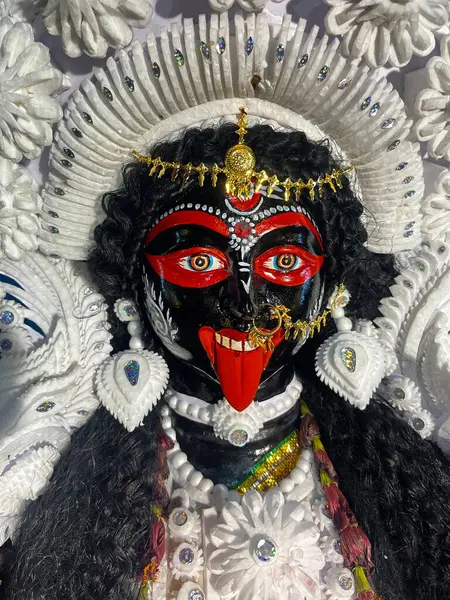 Kali, Hindu tanrısıdır. Kali Puja, Kasım ayında Diwali 'de büyük bir şatafatla sahnelenir..