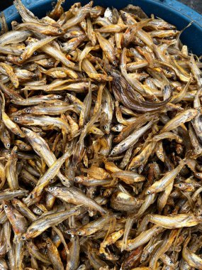 Kuru balık pazarda satılıyor..