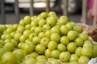 Amla pazarda satılıyor..