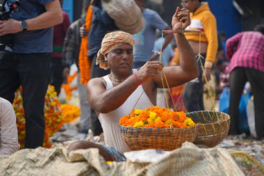 Bir kişi çiçek satıyor..