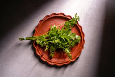 Bir yerde kişniş yaprakları var..