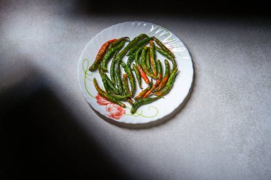 Bir yerde çiğ biber.