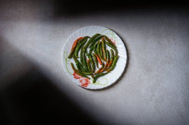 Bir yerde çiğ biber.