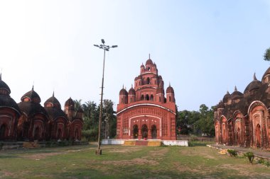 Somra Bazar Anandamayi Tapınağı 1813 yılında kuruldu. Tapınak duvarlarındaki terracotta sanatından ve dönemin sosyal sisteminden bahsedilmektedir. Bu tapınak Bireshwar Mustifi tarafından kuruldu..