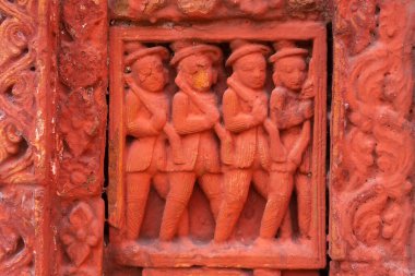 Kırmızı tuğla mimarisi, o dönemin sosyal sistemi, kültürü ve medeniyetinin filizlendiği tapınağın dış duvarlarında açıkça görülüyor. Şu anda, resimler neredeyse yok olmuş durumda..