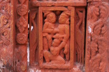 Kırmızı tuğla mimarisi, o dönemin sosyal sistemi, kültürü ve medeniyetinin filizlendiği tapınağın dış duvarlarında açıkça görülüyor. Şu anda, resimler neredeyse yok olmuş durumda..