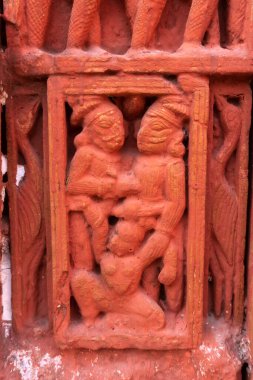 Kırmızı tuğla mimarisi, o dönemin sosyal sistemi, kültürü ve medeniyetinin filizlendiği tapınağın dış duvarlarında açıkça görülüyor. Şu anda, resimler neredeyse yok olmuş durumda..