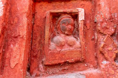 Kırmızı tuğla mimarisi, o dönemin sosyal sistemi, kültürü ve medeniyetinin filizlendiği tapınağın dış duvarlarında açıkça görülüyor. Şu anda, resimler neredeyse yok olmuş durumda..