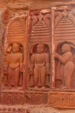 Kırmızı tuğla mimarisi, o dönemin sosyal sistemi, kültürü ve medeniyetinin filizlendiği tapınağın dış duvarlarında açıkça görülüyor. Şu anda, resimler neredeyse yok olmuş durumda..