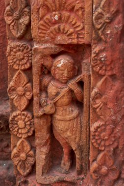 Kırmızı tuğla mimarisi, o dönemin sosyal sistemi, kültürü ve medeniyetinin filizlendiği tapınağın dış duvarlarında açıkça görülüyor. Şu anda, resimler neredeyse yok olmuş durumda..