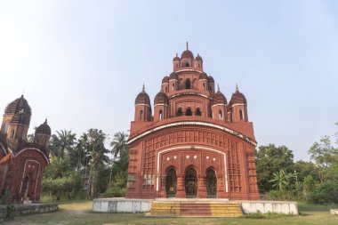 Somra Bazar Anandamayi Tapınağı 1813 yılında kuruldu. Tapınak duvarlarındaki terracotta sanatından ve dönemin sosyal sisteminden bahsedilmektedir. Bu tapınak Bireshwar Mustifi tarafından kuruldu..