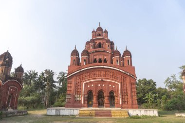 Somra Bazar Anandamayi Tapınağı 1813 yılında kuruldu. Tapınak duvarlarındaki terracotta sanatından ve dönemin sosyal sisteminden bahsedilmektedir. Bu tapınak Bireshwar Mustifi tarafından kuruldu..