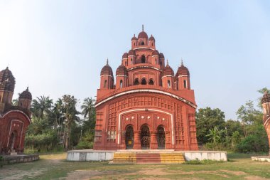 Somra Bazar Anandamayi Tapınağı 1813 yılında kuruldu. Tapınak duvarlarındaki terracotta sanatından ve dönemin sosyal sisteminden bahsedilmektedir. Bu tapınak Bireshwar Mustifi tarafından kuruldu..