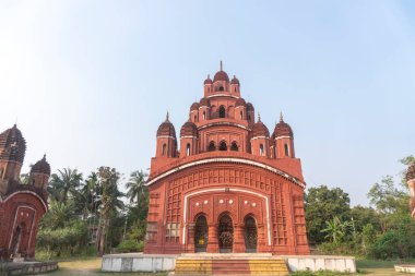 Somra Bazar Anandamayi Tapınağı 1813 yılında kuruldu. Tapınak duvarlarındaki terracotta sanatından ve dönemin sosyal sisteminden bahsedilmektedir. Bu tapınak Bireshwar Mustifi tarafından kuruldu..