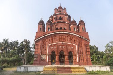 Somra Bazar Anandamayi Tapınağı 1813 yılında kuruldu. Tapınak duvarlarındaki terracotta sanatından ve dönemin sosyal sisteminden bahsedilmektedir. Bu tapınak Bireshwar Mustifi tarafından kuruldu..