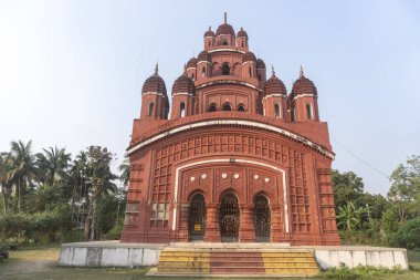 Somra Bazar Anandamayi Tapınağı 1813 yılında kuruldu. Tapınak duvarlarındaki terracotta sanatından ve dönemin sosyal sisteminden bahsedilmektedir. Bu tapınak Bireshwar Mustifi tarafından kuruldu..