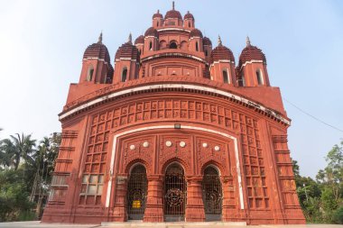 Somra Bazar Anandamayi Tapınağı 1813 yılında kuruldu. Tapınak duvarlarındaki terracotta sanatından ve dönemin sosyal sisteminden bahsedilmektedir. Bu tapınak Bireshwar Mustifi tarafından kuruldu..