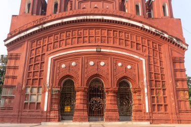 Kırmızı tuğla mimarisi, o dönemin sosyal sistemi, kültürü ve medeniyetinin filizlendiği tapınağın dış duvarlarında açıkça görülüyor. Şu anda, resimler neredeyse yok olmuş durumda..