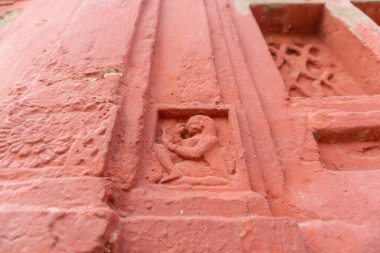 Kırmızı tuğla mimarisi, o dönemin sosyal sistemi, kültürü ve medeniyetinin filizlendiği tapınağın dış duvarlarında açıkça görülüyor. Şu anda, resimler neredeyse yok olmuş durumda..