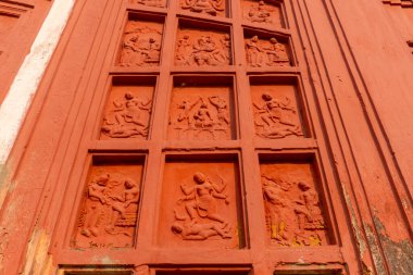 Kırmızı tuğla mimarisi, o dönemin sosyal sistemi, kültürü ve medeniyetinin filizlendiği tapınağın dış duvarlarında açıkça görülüyor. Şu anda, resimler neredeyse yok olmuş durumda..