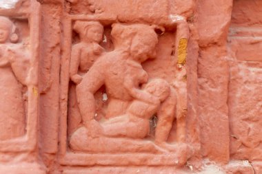 Kırmızı tuğla mimarisi, o dönemin sosyal sistemi, kültürü ve medeniyetinin filizlendiği tapınağın dış duvarlarında açıkça görülüyor. Şu anda, resimler neredeyse yok olmuş durumda..