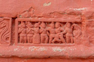 Kırmızı tuğla mimarisi, o dönemin sosyal sistemi, kültürü ve medeniyetinin filizlendiği tapınağın dış duvarlarında açıkça görülüyor. Şu anda, resimler neredeyse yok olmuş durumda..