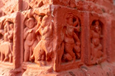 Kırmızı tuğla mimarisi, o dönemin sosyal sistemi, kültürü ve medeniyetinin filizlendiği tapınağın dış duvarlarında açıkça görülüyor. Şu anda, resimler neredeyse yok olmuş durumda..