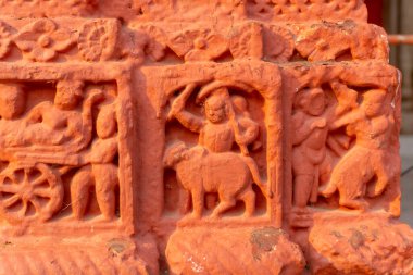 Kırmızı tuğla mimarisi, o dönemin sosyal sistemi, kültürü ve medeniyetinin filizlendiği tapınağın dış duvarlarında açıkça görülüyor. Şu anda, resimler neredeyse yok olmuş durumda..