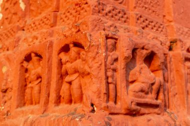 Kırmızı tuğla mimarisi, o dönemin sosyal sistemi, kültürü ve medeniyetinin filizlendiği tapınağın dış duvarlarında açıkça görülüyor. Şu anda, resimler neredeyse yok olmuş durumda..