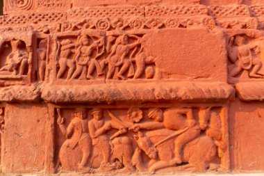 Kırmızı tuğla mimarisi, o dönemin sosyal sistemi, kültürü ve medeniyetinin filizlendiği tapınağın dış duvarlarında açıkça görülüyor. Şu anda, resimler neredeyse yok olmuş durumda..