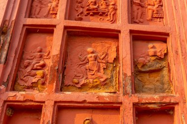 Kırmızı tuğla mimarisi, o dönemin sosyal sistemi, kültürü ve medeniyetinin filizlendiği tapınağın dış duvarlarında açıkça görülüyor. Şu anda, resimler neredeyse yok olmuş durumda..