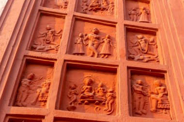 Kırmızı tuğla mimarisi, o dönemin sosyal sistemi, kültürü ve medeniyetinin filizlendiği tapınağın dış duvarlarında açıkça görülüyor. Şu anda, resimler neredeyse yok olmuş durumda..