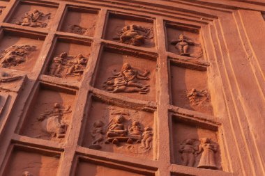 Kırmızı tuğla mimarisi, o dönemin sosyal sistemi, kültürü ve medeniyetinin filizlendiği tapınağın dış duvarlarında açıkça görülüyor. Şu anda, resimler neredeyse yok olmuş durumda..