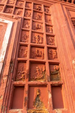 Kırmızı tuğla mimarisi, o dönemin sosyal sistemi, kültürü ve medeniyetinin filizlendiği tapınağın dış duvarlarında açıkça görülüyor. Şu anda, resimler neredeyse yok olmuş durumda..