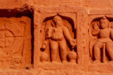 Kırmızı tuğla mimarisi, o dönemin sosyal sistemi, kültürü ve medeniyetinin filizlendiği tapınağın dış duvarlarında açıkça görülüyor. Şu anda, resimler neredeyse yok olmuş durumda..